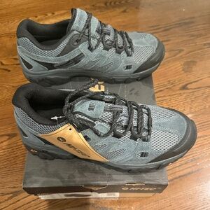 HI-TEC Hiking Shoes Men’s 7.5 NIB
